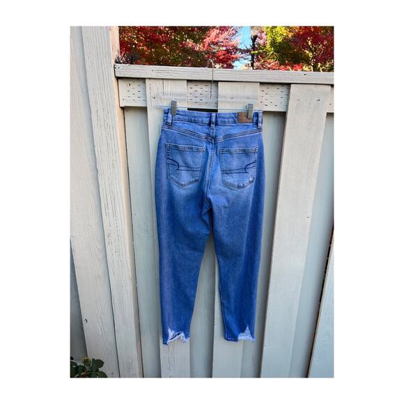 AMERICAN EAGLE Curvy Mom Jeans Light Wash Distressed Size 2 - Picture 2 of 6